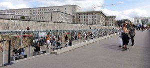 Restos del muro frente al ex edificio de la SS.