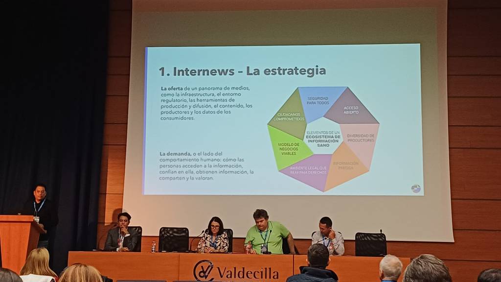 César Mendoza de Internews  en el Congreso ANIS 2024 -  Mesa sobre infodemia, desinformación y salud